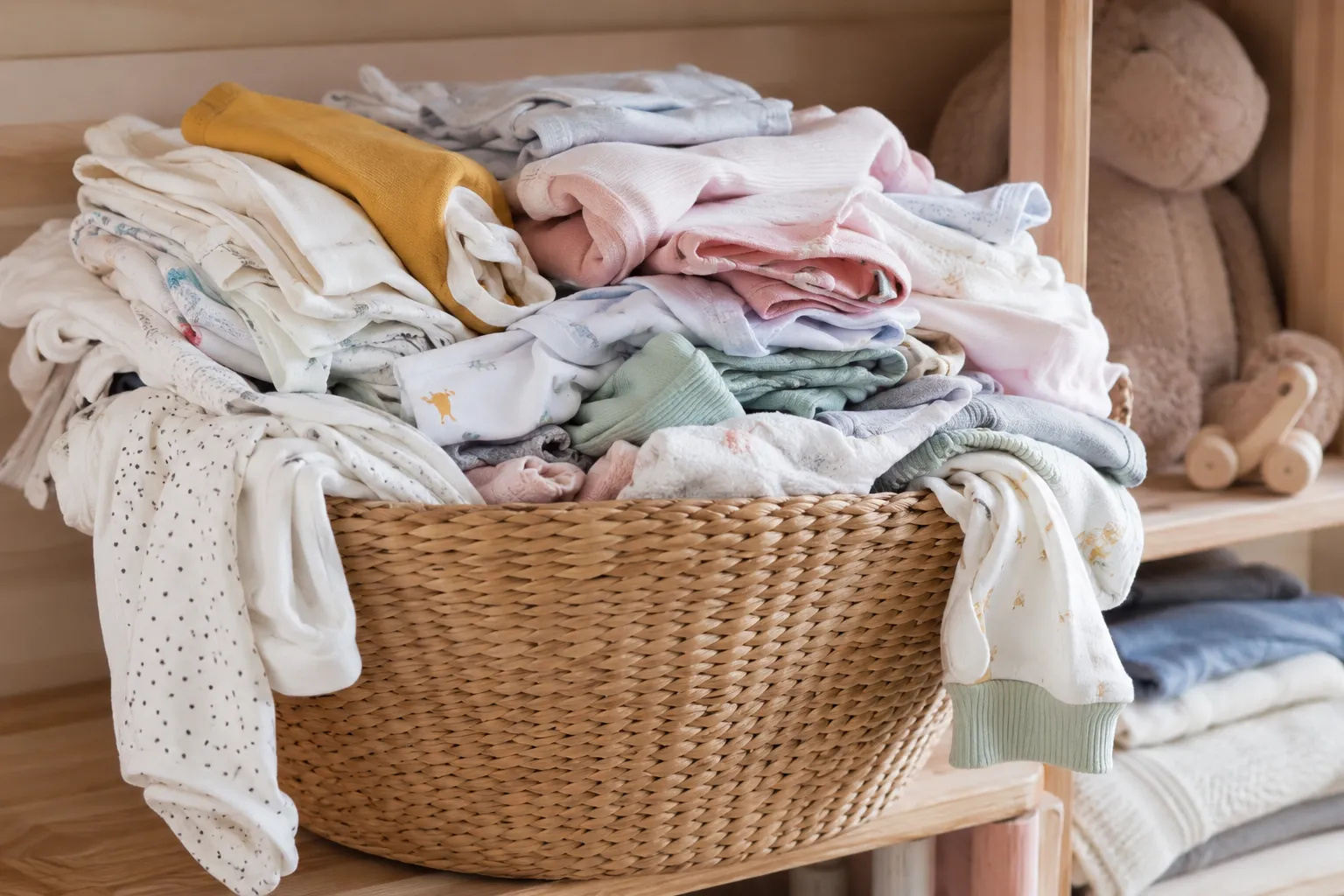 Giỏ đồ sơ sinh chất chồng quá nhiều size khác nhau, dấu hiệu mua thừa đồ